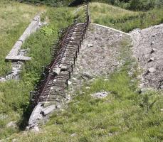 Ligne Maginot - LAVOIR - (Ouvrage d'artillerie) - Grille défensive de l'entrée des hommes
Son pliage est du à la poussée de la neige/glace du fait de la pente en arrière.
Les piquets renforcés par un jambage se sont brisés juste au-dessus des jambages de renfort, et l'ensemble à plié en avant