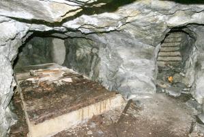 Ligne Maginot - Avant-Poste du PLANAY - Salle unique de l'abri. Au fond à gauche le bouchon de béton de la seconde entrée