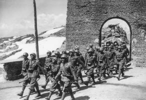 Ligne Maginot - REDOUTE RUINEE - (Ouvrage d'infanterie) - L'avant poste le 02 juillet 1940
L'entrée des troupes italiennes