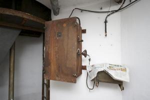 Ligne Maginot - Ouvrage d'infanterie du BOIS-KARRE - Bas de la cloche GFM Est avec le boitier d'alimentation du projecteur électrique extérieur Eve et Noizet
