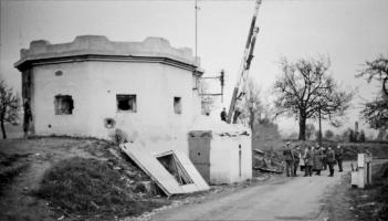 Ligne Maginot - SPICHEREN (MF DE) - (Blockhaus pour arme infanterie) - Vue du coté route, les allemands sont devant l'avant poste dont la barrière a été réouverte