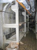 Ligne Maginot - Avant poste de la Roue - Le casernement souterrain
Lits superposés pour le couchage de l'équipage
Détail des châlits en béton