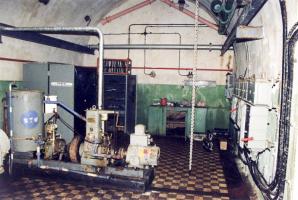 Ligne Maginot - Ouvrage d'artillerie du Sapey - L'usine électrique (État en 1993)
Le groupe auxiliaire CLM 1PJ65 avec le compresseur à air pour le démarrage des moteurs et la génératrice alimentant l'éclairage de secours