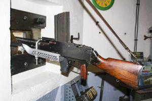 Ligne Maginot - Casemate d'Oberroerdern Sud - FM 24/29 en place dans le créneau de façade de la chambre de tir Sud
Le montage sur support SB est présenté ici à titre suggestif (normalement équipé d'un support RB)