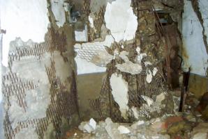 Ligne Maginot - Casemate d'OBERROEDERN Nord - L'étage inférieur : dégâts causés par l'explosion d'une bombe de Stuka dans le fossé diamant