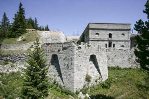 Ligne Maginot - Fort du Sapey - La caserne centrale et la caponnière n°1 avec ses créneaux de pied
