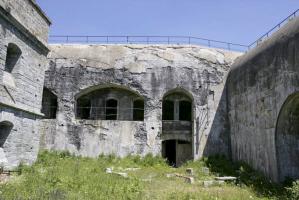 Ligne Maginot - Fort du Sapey - La caserne à l'épreuve de la bombe, avec sa carapace béton rajoutée