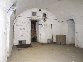 Ligne Maginot - I12 - (Abri) - Salle de troupe avec l'accès au couloir conservée
A gauche de l'entrée, la fosse donnant accès au puits