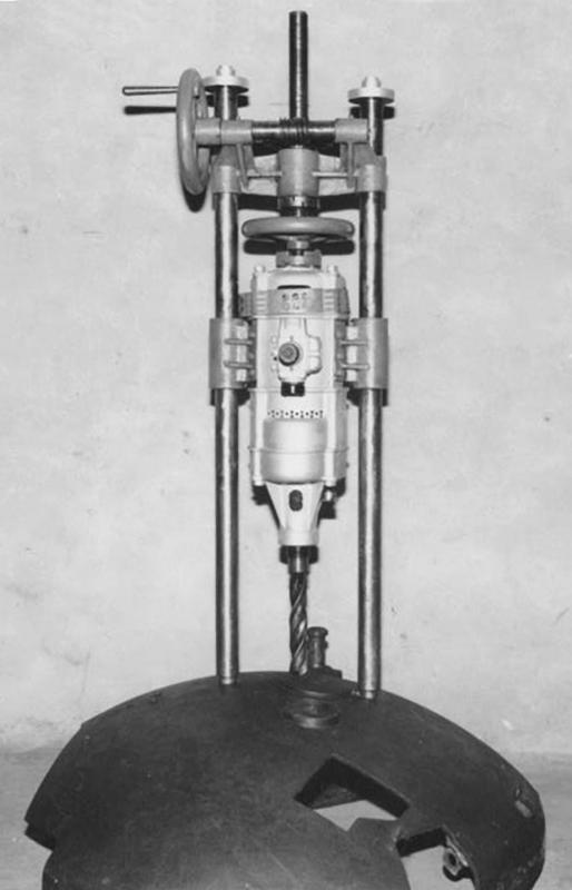 Ligne Maginot - Cloche GFM type A - Equipement spécifique pour le percage des trous destinés aux périscopes une fois les cloches en place.