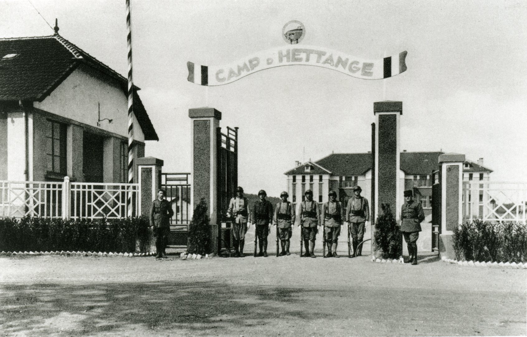 Ligne Maginot - Entrée du camp années 30 - Carte postale