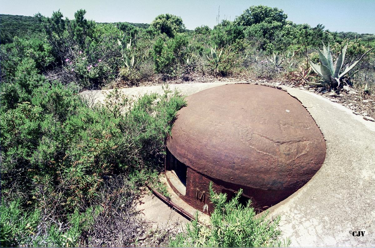 Ligne Maginot - PERTUSATO 5 (Casemate d'infanterie) - Cloche GFM (au fond) et cloche JM