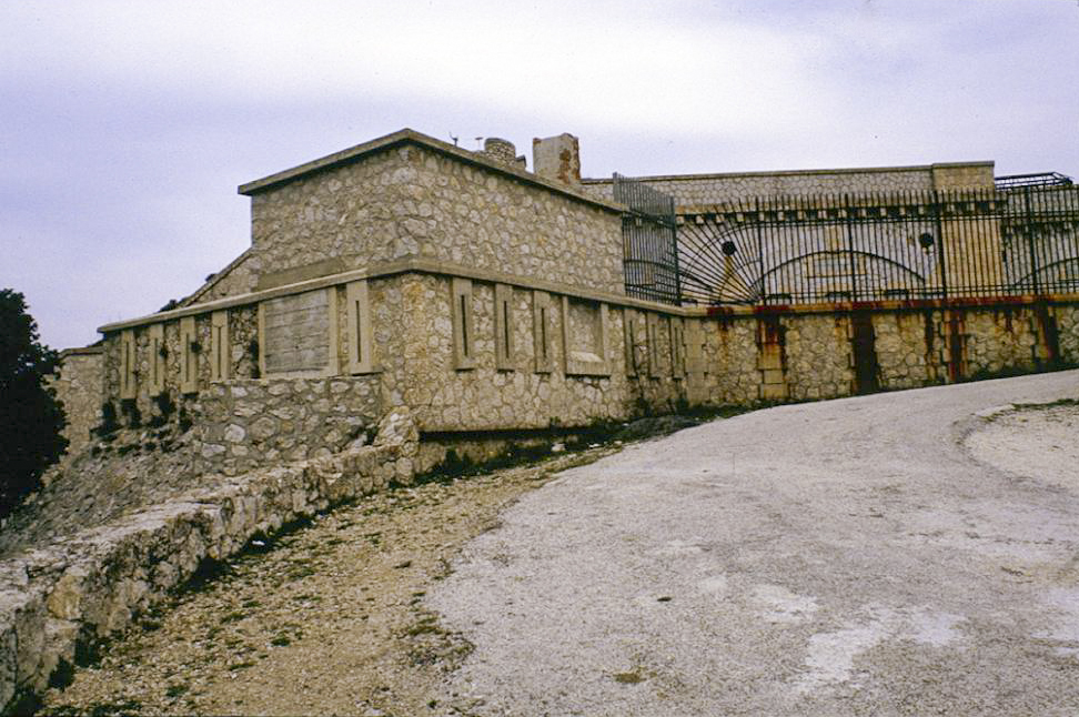 Ligne Maginot - Fort du MONT CHAUVE d'ASPREMONT - Route d'accès et son blockhaus de défense