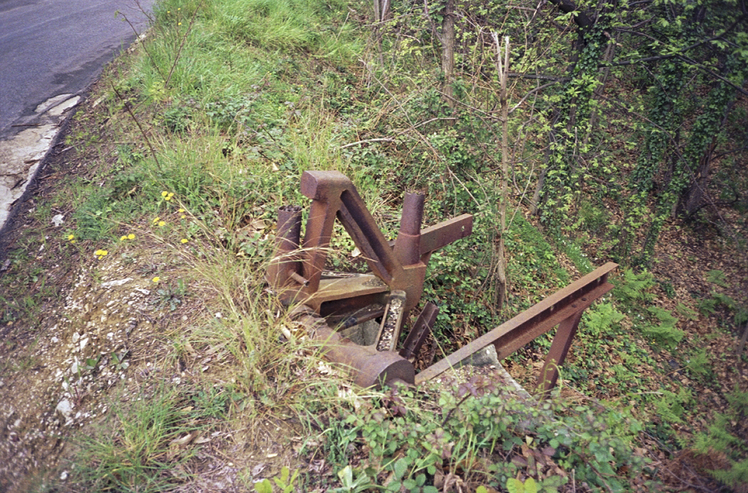 Ligne Maginot - Barrière antichars du COL-DE-GARDE - Restes de la barrière antichars