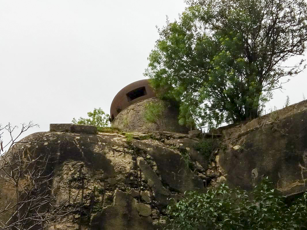 Ligne Maginot - CAP MARTIN - (Ouvrage d'artillerie) - La cloche GFM penchée vu du bas.