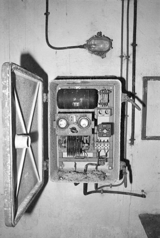 Ligne Maginot - CAP MARTIN - (Ouvrage d'artillerie) - Boitier chargeur convertisseur d'un transmetteur d'ordre dans PC Artillerie