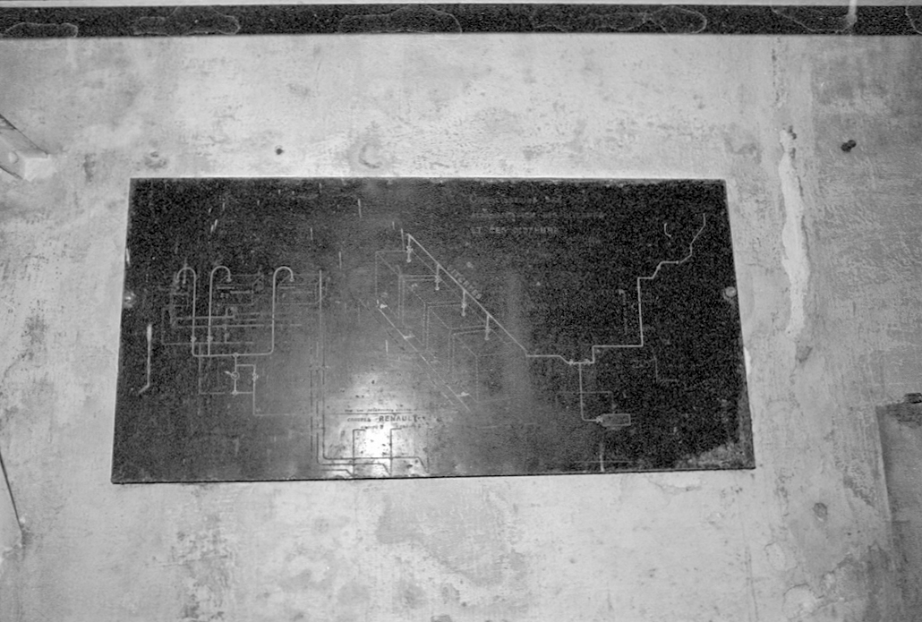 Ligne Maginot - CAP MARTIN - (Ouvrage d'artillerie) - Usine
Tableau avec plan de l'alimentation des citernes et des moteurs