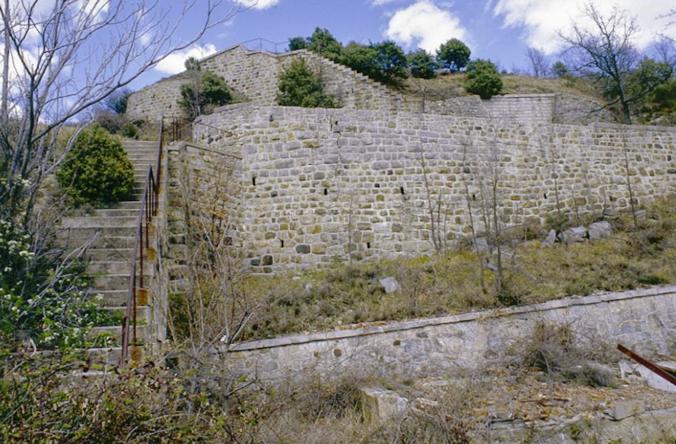 Ligne Maginot - Le fort de PICCIARVET - Juste après l'entrée, les cheminements d'infanterie vers la crête sommitale avec sa batterie.