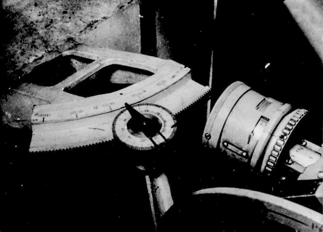 Ligne Maginot - Mortier de 81 mm mle 32 - Les dispositifs de pointage. Sur la gauche, le pointage en direction, , sur la droite, le tambour de réglage de l'évent (portée)
Extrait de 'Beschreibung des 81-mm Flugelminenwerfer im Kasematte'
Origine NARA