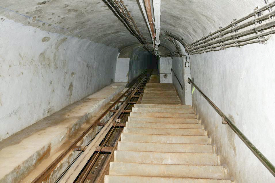 Ligne Maginot - LAVOIR - (Ouvrage d'artillerie) - Plan incliné
L'élargissement de la partie centrale était prévu pour permettre le croisement des bennes du funiculaire initialement prévu