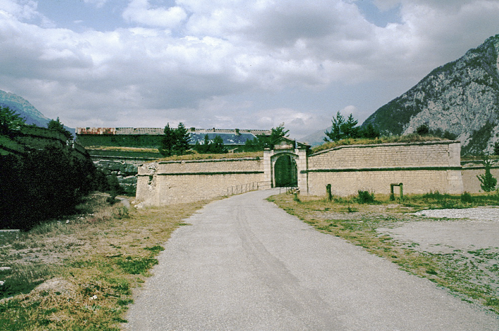 Ligne Maginot - Fort des TROIS-TETES - Portail de la demi-lune protégeant l'entrée Est