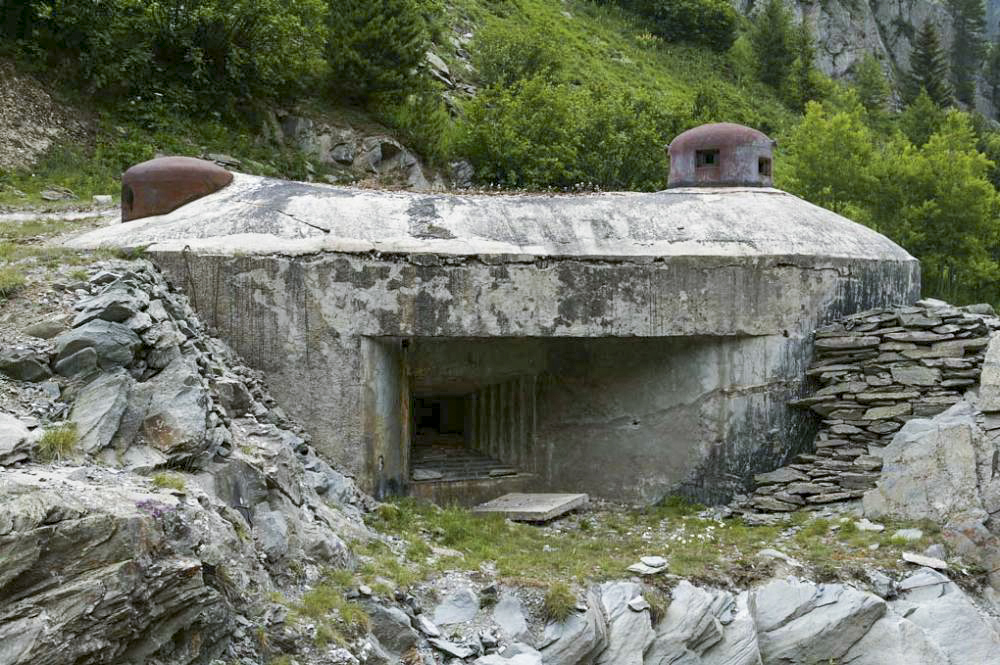Ligne Maginot - LAVOIR - (Ouvrage d'artillerie) - Entrée munitions
Le créneau JM coupant la route descendant du Pas du Roc