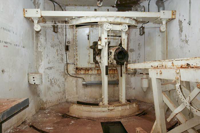 Ligne Maginot - LAVOIR - (Ouvrage d'artillerie) - Bloc 1
Chambre de tir gauche pour canon-mortier de 75 mle 31, avec le chariot destiné à la manutention du tube