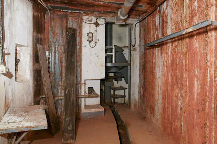 Ligne Maginot - LAVOIR - (Ouvrage d'artillerie) - Bloc 1
Caponnière FM et cloche JM
