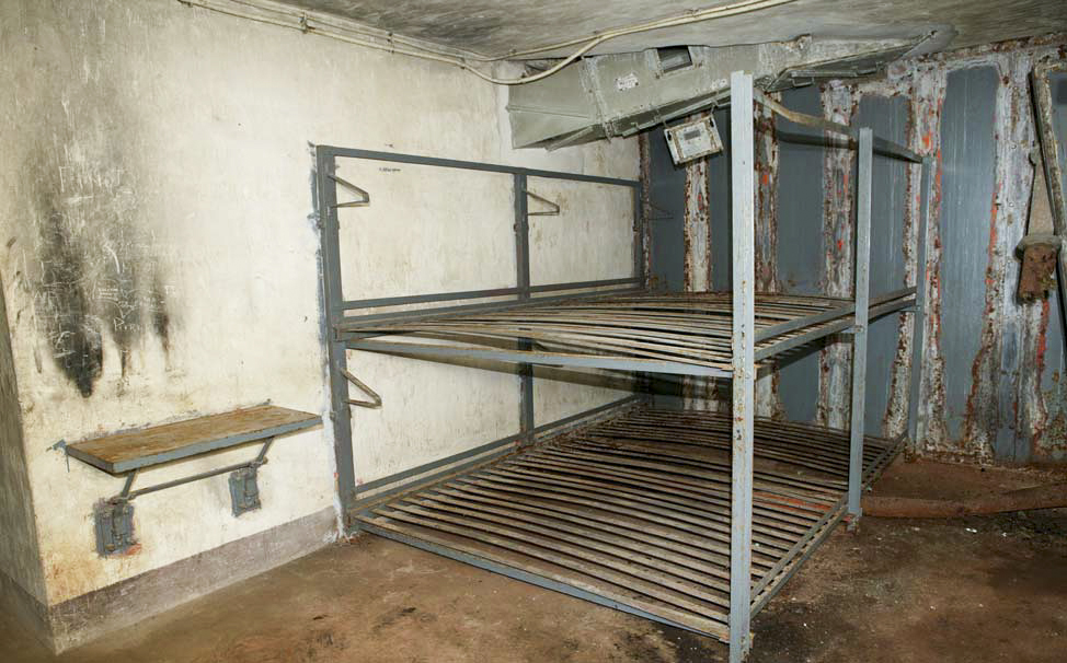 Ligne Maginot - LAVOIR - (Ouvrage d'artillerie) - Bloc 2
Etage intermédiaire
Chambre de troupe, au plafond la goulotte d'évacuation des douilles de 75