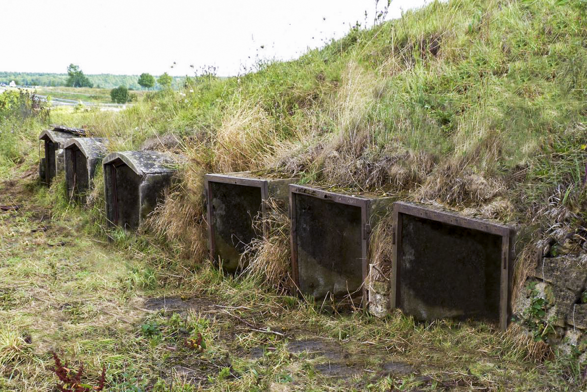 Ligne Maginot - BREHAIN OUEST (C2 DE L'OUVRAGE DE BREHAIN) - (Casemate d'infanterie - Simple) - Les niches pour les rouleaux de barbelés et les mines.