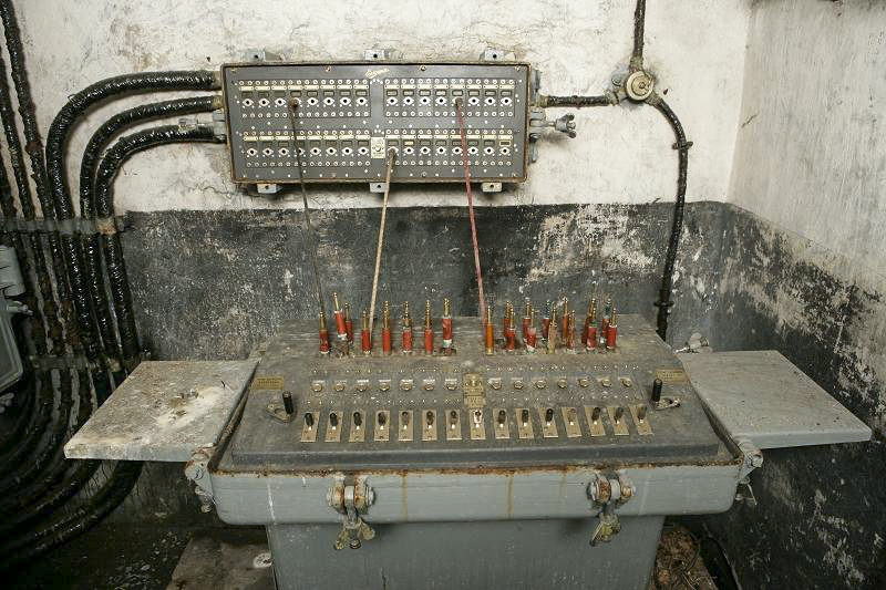 Ligne Maginot - Central téléphonique du Charmaix - La table opérateur et le panneau mural 32 circuits