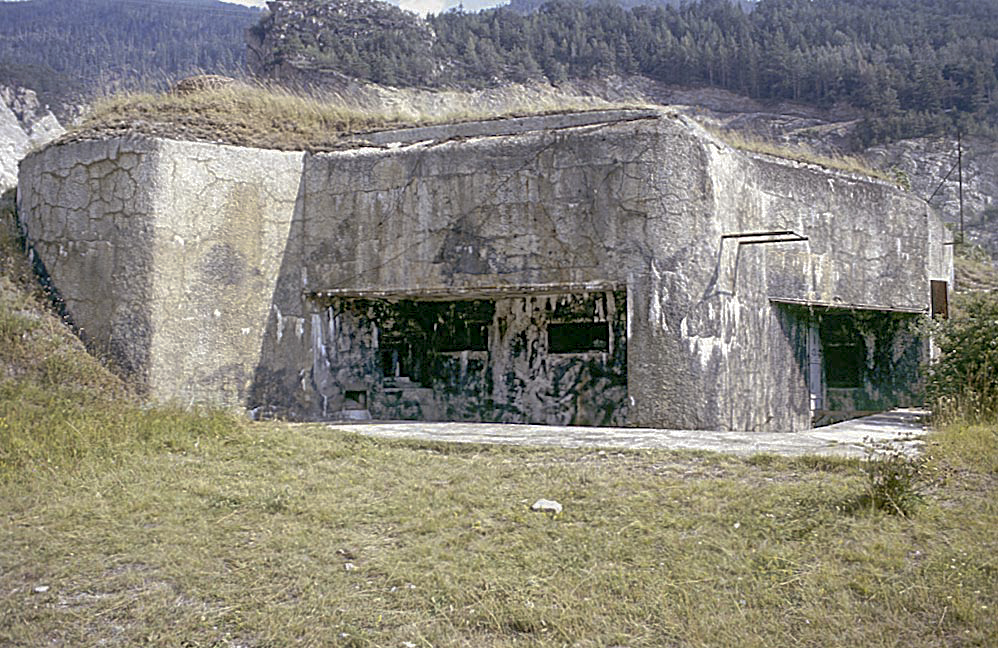 Ligne Maginot - Casemate de SAINT ANTOINE - Vue générale en 1980
La peinture de camouflage est encore visible