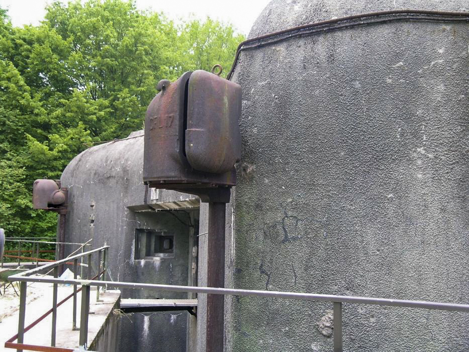 Ligne Maginot - Ouvrage d'infanterie du BOIS-KARRE - La façade arrière avec le projecteur blindé destiné à la couverture vers les casemates de Basse Parthe