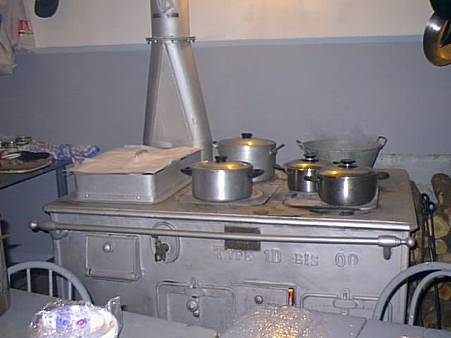 Ligne Maginot - Ouvrage d'infanterie du BOIS-KARRE - La cuisinière de marque François-Vaillant, à charbon