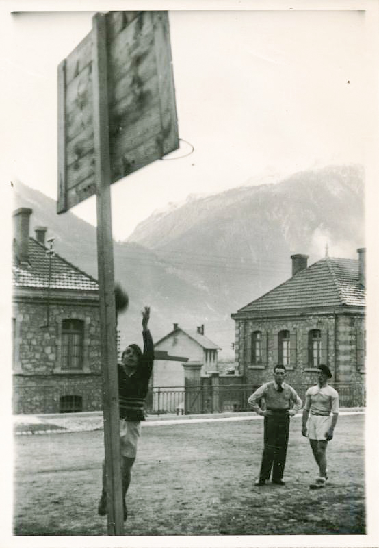Ligne Maginot - CASERNE LOUTRAZ - (Casernement) - Les chasseurs alpins jouent au basket