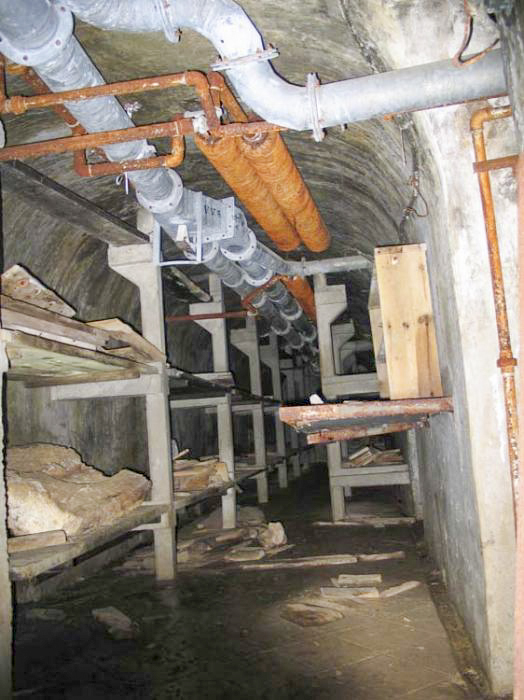 Ligne Maginot - Avant poste de la Roue - Le casernement souterrain
Lits superposés pour le couchage de l'équipage