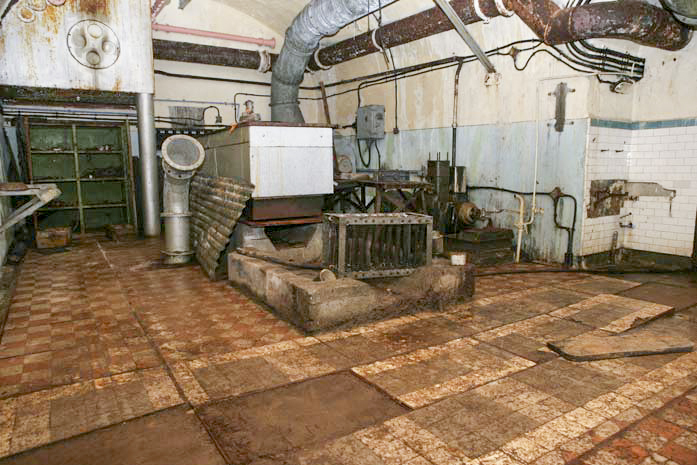 Ligne Maginot - Ouvrage d'artillerie du PAS du ROC - L'usine électrique avec la cuisinière positionnée sur un socle de groupe  électrogène non posé