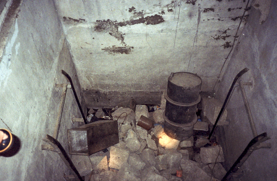 Ligne Maginot - PONT-NUAZ (STATION BASSE) - (Téléphérique ( Recette)) - La fosse du contrepoids, avec quelques restes