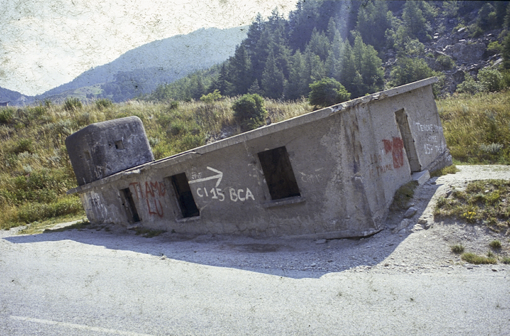 Ligne Maginot - Blockhaus de RIEUX-ROUX 1 - MAISON PENCHEE - Photo prise en 1992