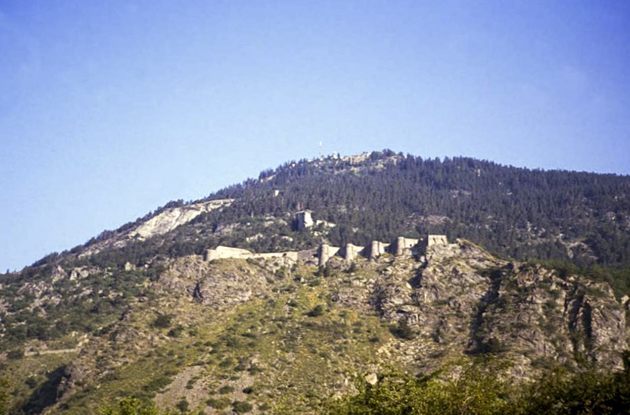 Ligne Maginot - REPLATON (QUARTIER ARC - 71° BAF) - (Position d'artillerie préparée) - Vue d'ensemble du fort, avec en surplomb le fort et l'ouvrage Maginot du Sapey qui assurent sa couverture ainsi que celle de la vallée au niveau de Modane