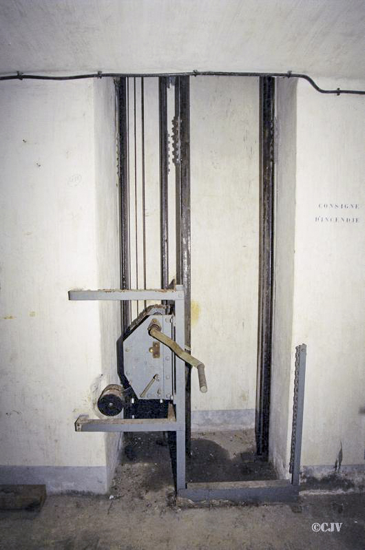Ligne Maginot - Ouvrage d'artillerie de SAINT ANTOINE - Bloc 1
Etage inférieur
Monte charge pour munitions de 81mm non préparées (chambres de tir Est)