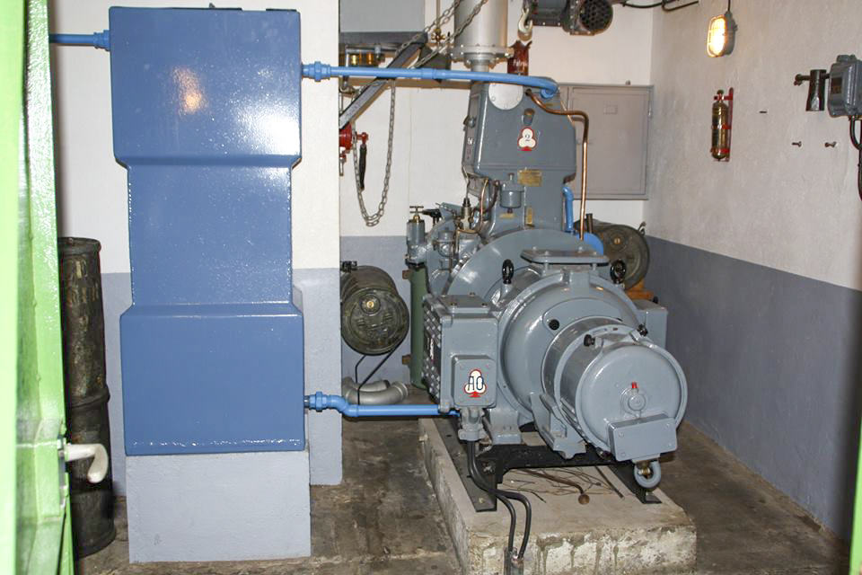 Ligne Maginot - Casemate d'Oberroerdern Sud - Le groupe électrogène à moteur SUPDI et le réservoir d'eau de refroidissement