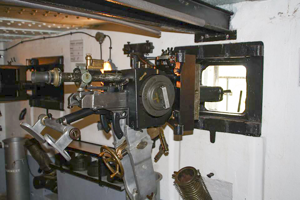 Ligne Maginot - Casemate d'Oberroerdern Sud - Chambre de tir Sud
Jumelage de mitrailleuses Reibel MAC 31 partiellement effacé 