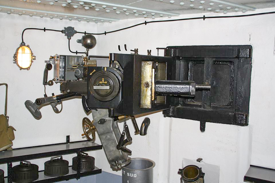 Ligne Maginot - Casemate d'Oberroerdern Sud - Chambre de tir Sud
Jumelage de mitrailleuses Reibel MAC 31 effacé  