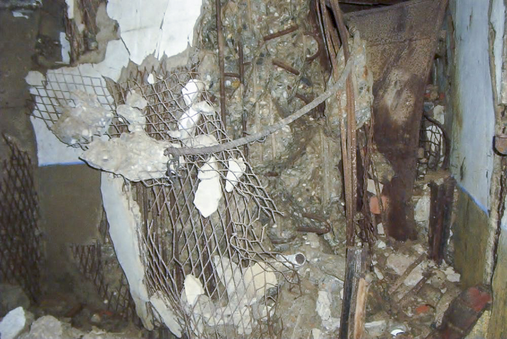 Ligne Maginot - OBERROEDERN NORD - (Casemate d'infanterie - Double) - L'étage inférieur : dégâts causés par l'explosion d'une bombe de Stuka dans le fossé diamant