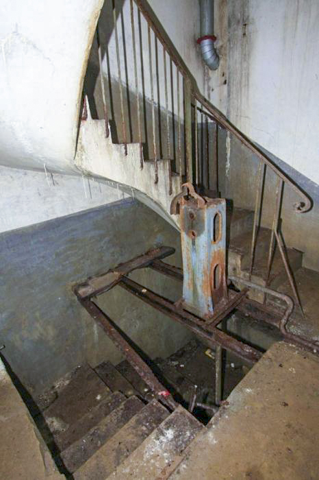 Ligne Maginot - Casemate de Hoffen Ouest - La cage d'escalier  au dernier niveau utilisé.
Une pompe de puisage destinée à l'alimentation en eau de la casemate a été installée.
(Disparue en 2019)