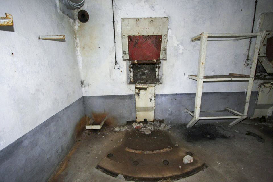 Ligne Maginot - BOIS de HOFFEN Ouest (Casemate d'infanterie) - La chambre de tir de l'étage inférieur, 
L'un des emplacements pour mortier de 81 mm