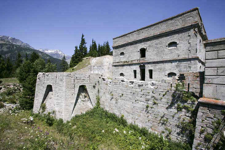 Ligne Maginot - Fort du Sapey - La caserne centrale et la caponnière n°1 avec ses créneaux de pied