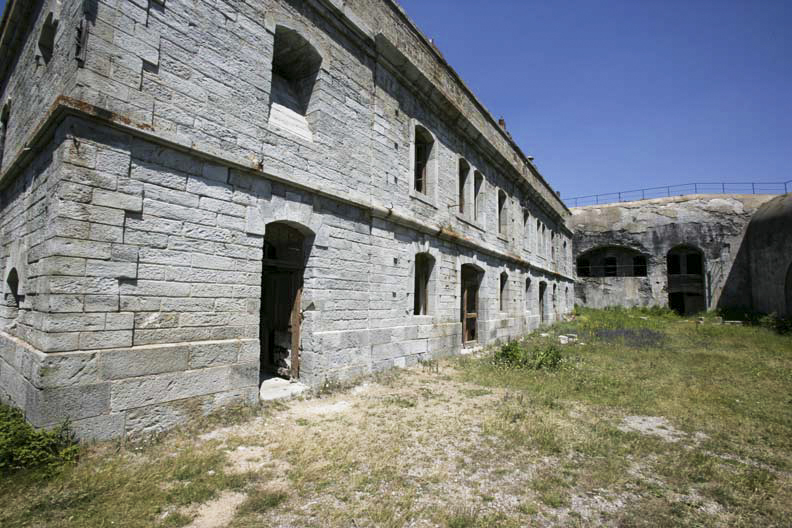 Ligne Maginot - Fort du Sapey - La caserne à l'épreuve de la bombe, avec sa carapace béton rajoutée, avec la caserne centrale à l'avant plan