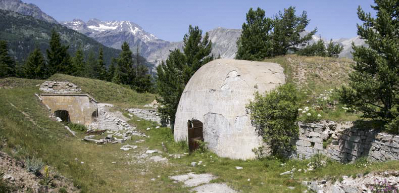 Ligne Maginot - Fort du Sapey - Deux traverses, l'une modernisée avec sa carapace de béton, la seconde en l'état original