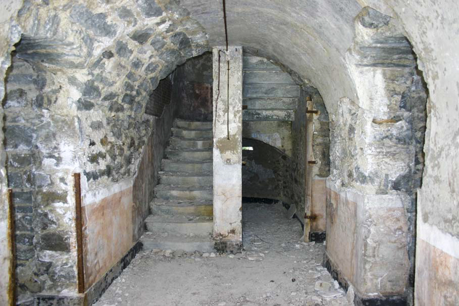 Ligne Maginot - Fort du Sapey - L'escalier donnant accès au premier étage